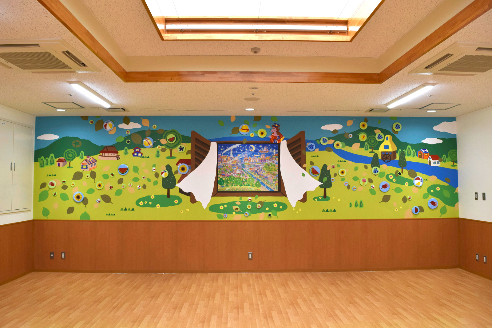 ホスピタルアート 西部島根医療福祉センター　食堂　壁画「 Picnic – 佐々木恵未さんの世界へ」
