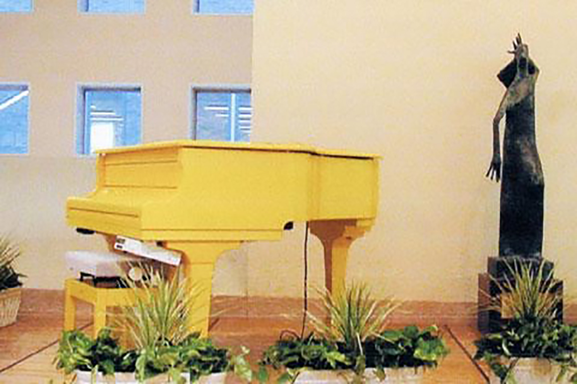 ホスピタルアート　関西労災病院　黄色いピアノ