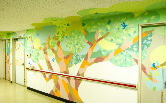 ホスピタルアート　香川小児病院　壁画「パッチワークの樹と青い鳥たち」