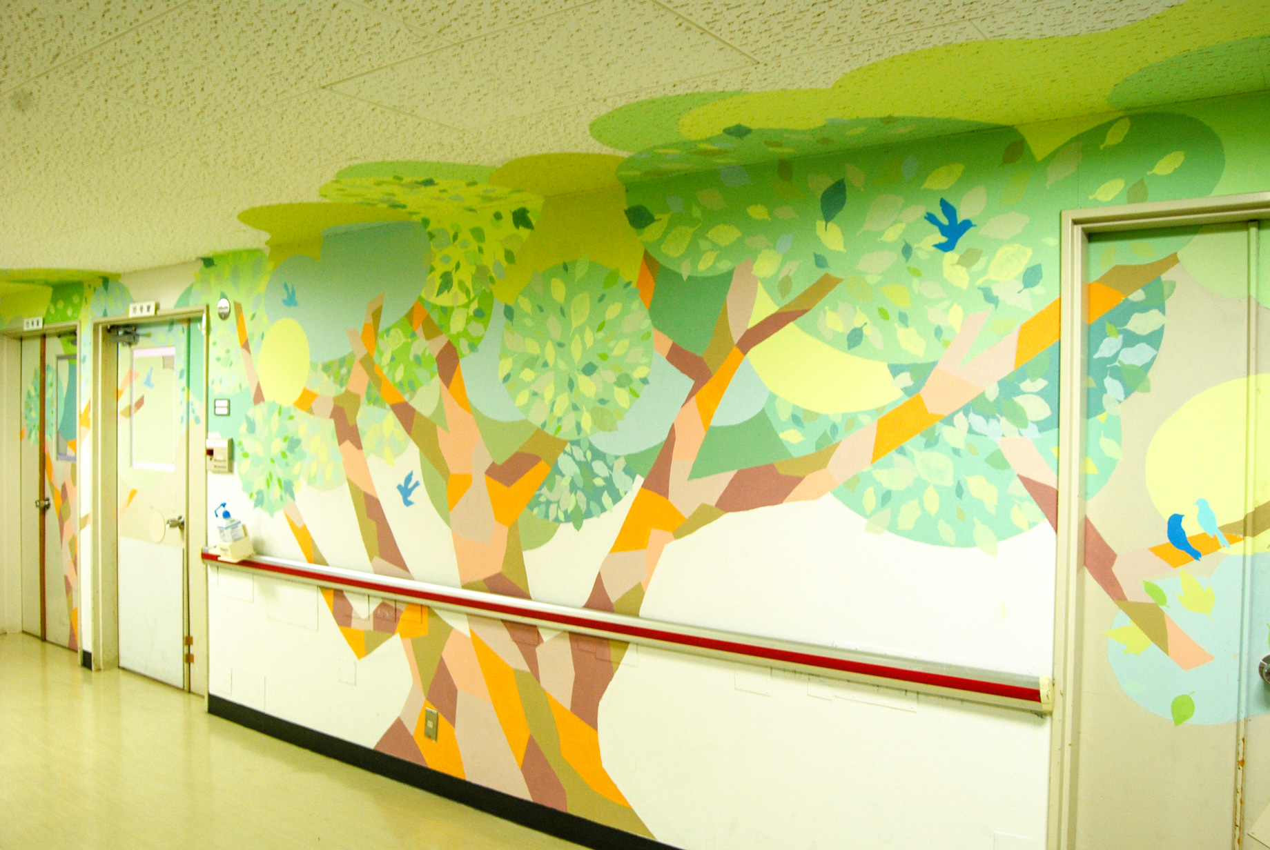 ホスピタルアート　香川小児病院　壁画「パッチワークの樹と青い鳥たち」
