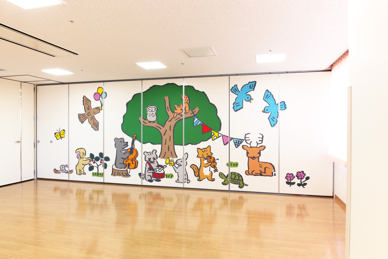 ホスピタルアート　奈良県医科大学附属小児センター　壁画「森のフェスティバル ー笑顔をつなげてー」