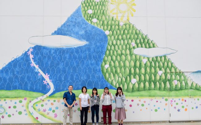 ホスピタルアート　四国こどもとおとなの医療センター　壁画「はなの和」